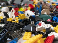 Uma imagem mostrando peças de LEGO espalhadas pelo chão (Fonte da imagem: nikitozawr - Pixabay)