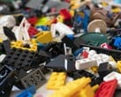 Uma imagem mostrando peças de LEGO espalhadas pelo chão (Fonte da imagem: nikitozawr - Pixabay)