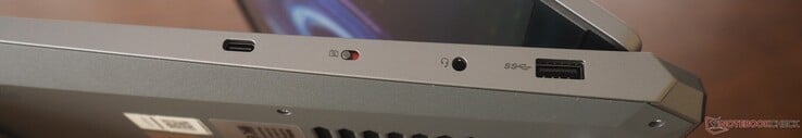 Lado direito: USB-C 3.2 Gen2 (incl. PD e DP), obturador da webcam, áudio, USB-A 3.2 Gen1