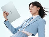 O laptop Xiaoxin Air 14 2026 com tela LCD já está disponível na China. Na foto: uma imagem promocional que mostra o design leve do laptop.