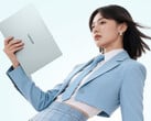 O laptop Xiaoxin Air 14 2026 com tela LCD já está disponível na China. Na foto: uma imagem promocional que mostra o design leve do laptop.
