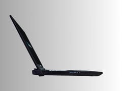 Lateral do laptop para jogos Maingear Ultima 18 (Fonte da imagem: Maingear PR)