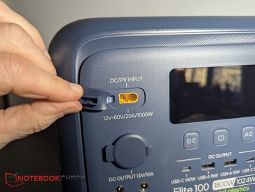 Uma entrada solar que suporta até 1.000 W. Seria preferível uma segunda.