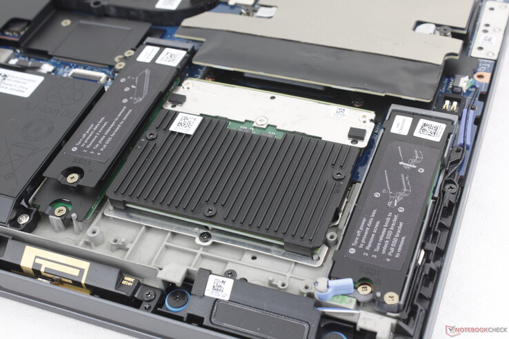 Os dois slots de SSD M.2 2280 ficam adjacentes ao módulo CAMM2