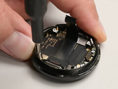 O Pixel Watch 4 recebe uma pontuação de 9 de 10 em reparabilidade. Foto: interior do smartwatch. (Fonte da imagem: iFixit)