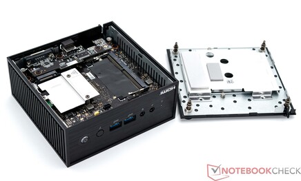 O Asus ExpertCenter PN42 com a placa inferior removida