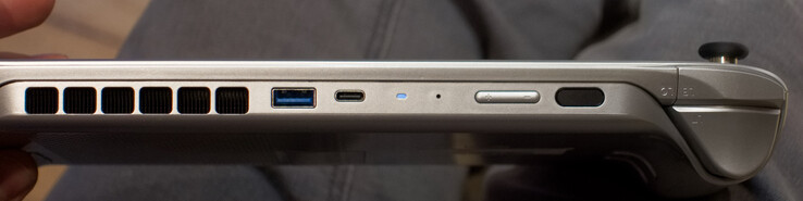 USB Tipo A, USB Tipo C (4.0 com DisplayPort e PowerDelivery)