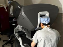 O primeiro transplante cardíaco robótico dos EUA demonstra uma nova fronteira cirúrgica. Na foto: Dr. Kenneth Liao usando o mesmo robô cirúrgico utilizado na cirurgia (Fonte da imagem: BCM)