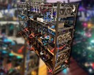 Esta grande plataforma de mineração criptográfica inclui duas placas LHR RTX 3060 Ti juntamente com ambas as placas Nvidia e AMD. (Fonte de imagem: Reddit u/miner69niner - editado)