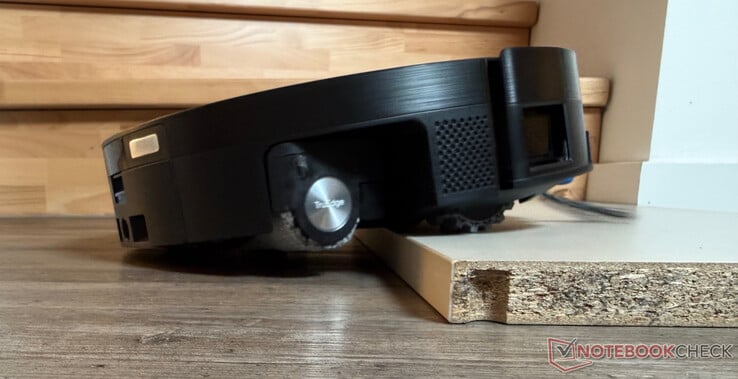 Ecovacs Deebot X11 OmniCyclone subindo um degrau de 2,4 cm de altura