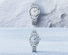 O Grand Seiko SBGX359 (em cima) e o SBGX361 (em baixo), retratados contra fundos estilizados de neve e céu.