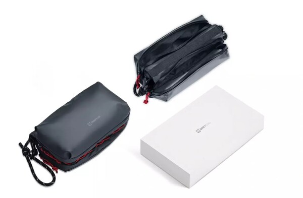 A OnePlus Crossbody Bag tem vários compartimentos. (Fonte da imagem: OnePlus)