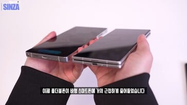 Samsung Galaxy Z Fold 7 vs. Galaxy S25 Ultra. (Fonte da imagem: TheSinza, Youtube)
