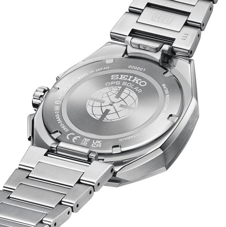 Vista traseira do relógio Seiko Astron GPS Solar mostrando o fundo da caixa gravado, a pulseira de titânio e o mecanismo de fecho.