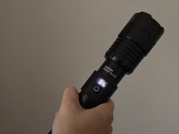 Há um indicador do nível da bateria e uma porta USB para carregar o celular