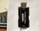 O adaptador, prestes a ser retirado de sua embalagem plástica branca interna (Fonte da imagem: ZachemKupil on MySKU, cortado, cor normalizada)