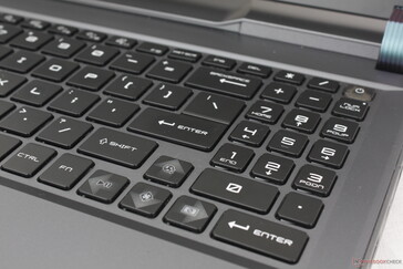 As teclas de seta e o teclado numérico são muito pequenos e apertados