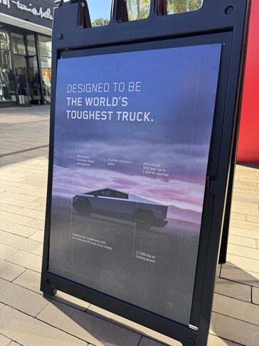 Neste anúncio, a Tesla parece não ter certeza sobre o exoesqueleto do Cybertruck