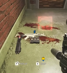 Os itens adquiridos nas bolsas OSP podem ser trocados por Snake antes de serem coletados. (Fonte da imagem: Ubisoft)