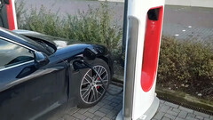 Porsche elétrico conectado em uma estação Tesla Supercharger (imagem: Inse van Houts/YouTube)