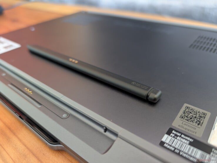 No entanto, o design mais fino e retangular da Slim Pen 2 torna mais difícil segurá-la do que canetas stylus mais grossas, como a Surface Pen