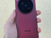 A Vivo poderá em breve substituir o X200 Ultra, na foto, por um sucessor direto. (Fonte da imagem: Notebookcheck)