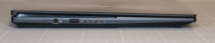 Fonte de alimentação de tomada oca; USB 3.2 Gen 2, 2 x USB Type-C com ThunderBolt, PowerDelivery e Displayport