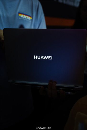 Painel traseiro com logotipo iluminado (Fonte da imagem: WHYLAB no Weibo)