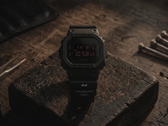 O relógio Casio G-Shock DW-5600UMC26-1DR, fruto de uma colaboração e totalmente preto, na foto.
