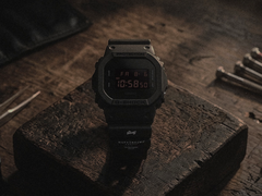 O relógio Casio G-Shock DW-5600UMC26-1DR, fruto de uma colaboração e totalmente preto, na foto.