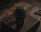 O relógio Casio G-Shock DW-5600UMC26-1DR, fruto de uma colaboração e totalmente preto, na foto.