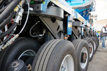 A rotação dos eixos para fora aumenta a largura da via em 300 mm (11,8 polegadas)