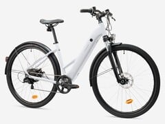A e-bike de quadro baixo Decathlon Rockrider E-ACTV 100 já está disponível. (Fonte da imagem: Decathlon)