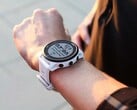 O smartwatch Garmin Forerunner 945 LTE (na foto) está recebendo uma nova atualização. (Fonte da imagem: Garmin)