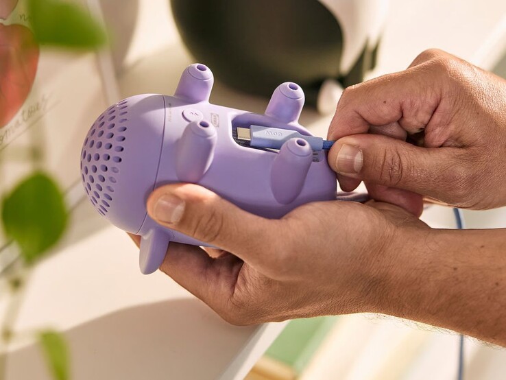 Uma imagem da função de carregamento USB-C do alto-falante Bluetooth portátil IKEA Grejsimojs