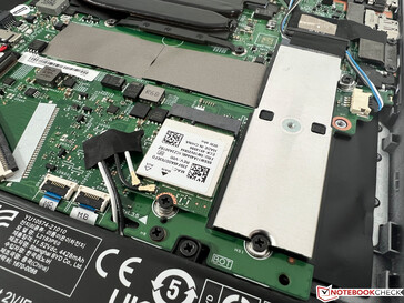 O módulo Wi-Fi e o M.2 SSD podem ser trocados.