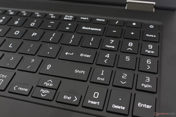 As teclas NumPad e as setas são pequenas e apertadas quando comparadas com as principais teclas QWERTY