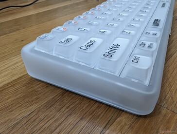O perímetro do teclado é elevado, o que dificulta a limpeza entre as teclas