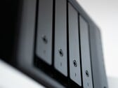 Foto em close-up de um gabinete NAS preto com vários compartimentos para discos rígidos