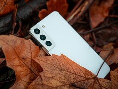 Samsung Galaxy S22 (Fonte da imagem: Joshua Katt, Unsplash)