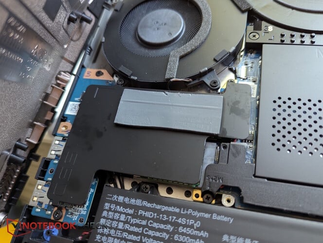 Placa de resfriamento XMG parafusada com almofadas de contato no chassi
