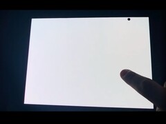 Um Galaxy Z TriFold com uma tela interna que não responde.