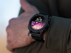 O Tactix 8, na foto, é um dos vários smartwatches elegíveis para a versão beta 15.26. (Fonte da imagem: Garmin)
