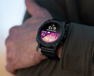 O Tactix 8, na foto, é um dos vários smartwatches elegíveis para a versão beta 15.26. (Fonte da imagem: Garmin)