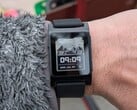 Smartwatch Pebble Core 2 Duo executando o watchface Weather Land da Reno. (Fonte da imagem: blog de Eric Migicovsky)