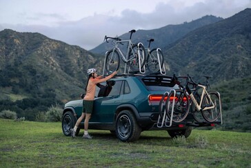 Portas de acessórios traseiras do Rivian R3X com acessório para montagem em bicicleta