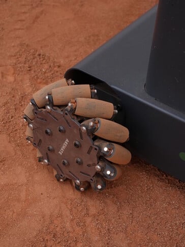 O robô de tênis Acemate S10 Pro utiliza rodas omnidirecionais.