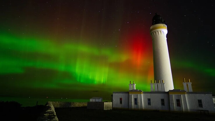 Auroras sobre o Covesea Lighthouse, Escócia (Crédito da imagem: Scott Mellis via Space.com)
