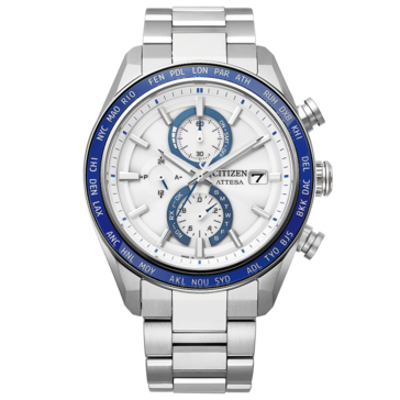 Cronógrafo Citizen Attesa com mostrador branco texturizado, detalhes azuis, luneta azul com horário mundial e pulseira de Super Titanium na cor de aço inoxidável.