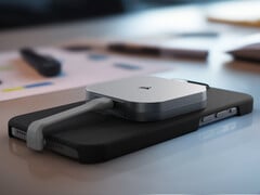 O EX300U custa a partir de US$ 99,99. Na foto: o SSD portátil fixado na parte traseira de um iPhone. (Fonte da imagem: Corsair)
